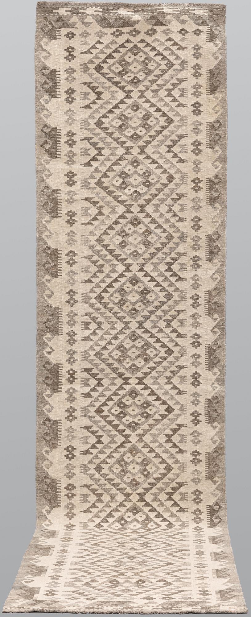 A Kilim runner, approx. 391 x 80 cm.