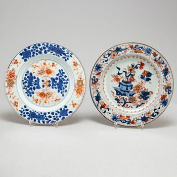 Three imari cups with saucers and two plates, Qing dynasty, Qianlong (1736-95).