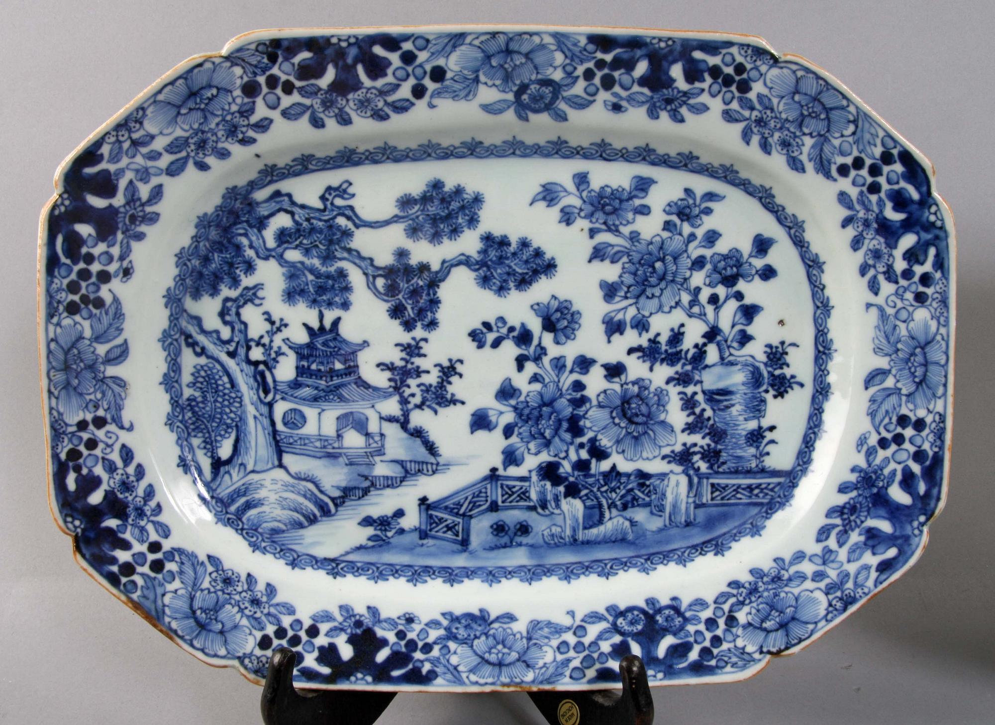 STEKFAT, ett par, porslin. Kina. Qianlong, 1700-tal.