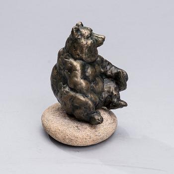 REIJO HUTTU, gjuten bronspulverharts, signerad och daterad -02 i godset.