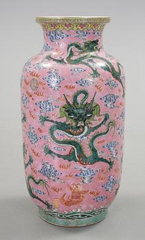 GOLVVAS, porslin, Kina, 1900-talets andra hälft.