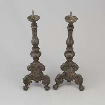 LJUSSTAKAR, ett par, tenn, daterade 1684.