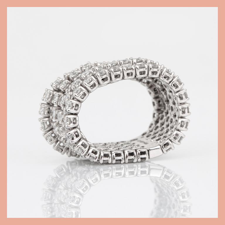 RING, 18K vitguld med briljantslipade diamanter, tot ca 4,00 ct. Total vikt ca 13,22 g.