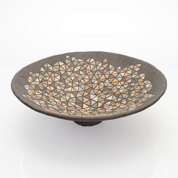 Inkeri Leivo, skål, "En bit av harlekinskjortan", keramik, signerad Inkeri Leivo.