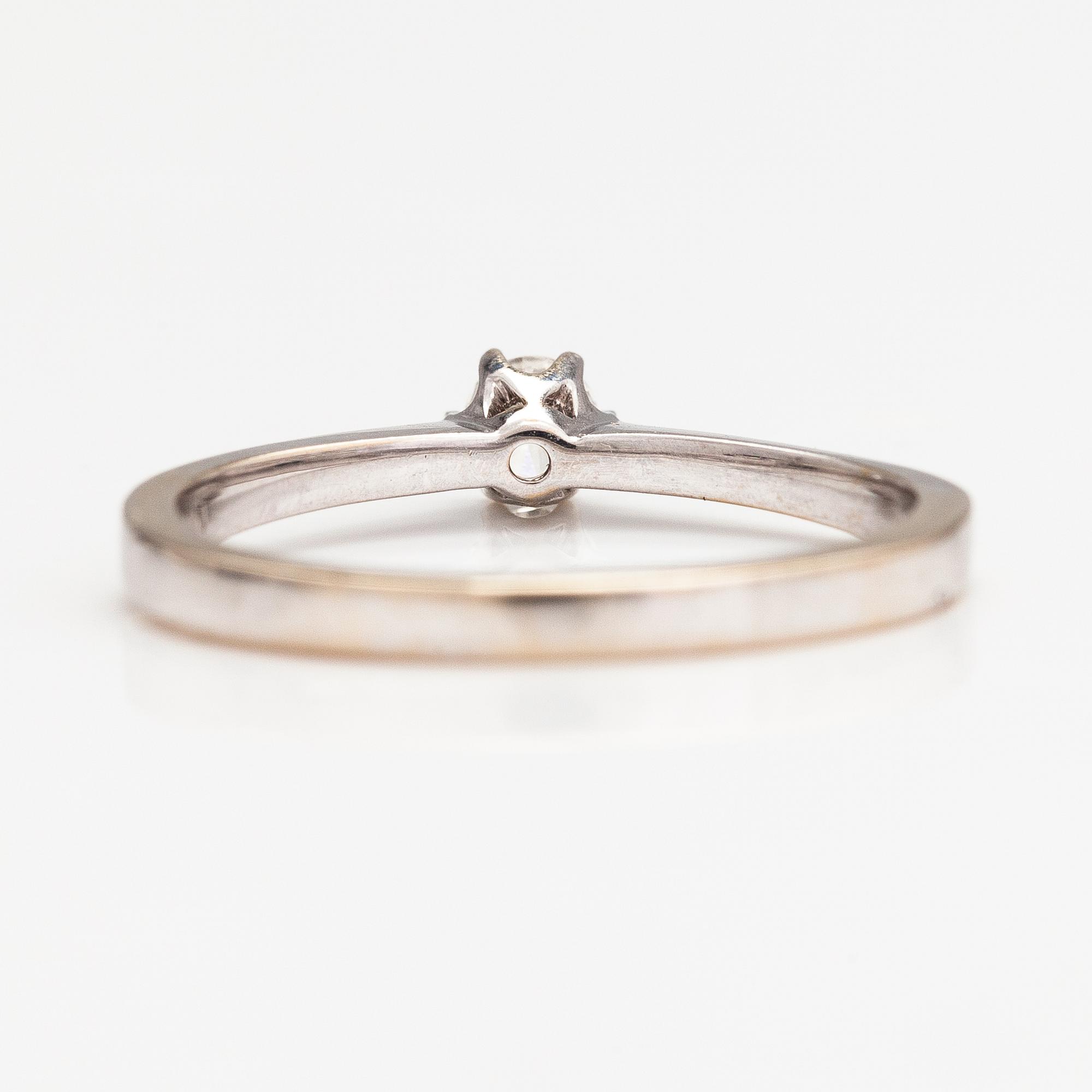 Ring, 18K vitguld, diamant ca 0.15 ct enligt gravyr.