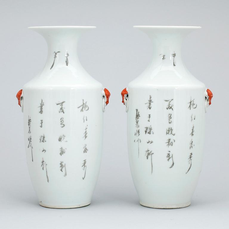 VASER, ett par, porslin, Kina, 1900-talets mitt.