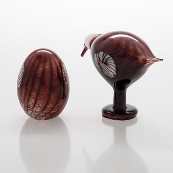 Oiva Toikka, annual glass bird with its glass egg, signed O. Toikka Nuutajärvi, dated 2010. Egg numbered 100/750.