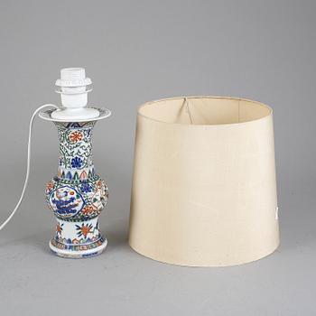 BORDSLAMPA/VAS, porslin, Kina, 1900-tal.