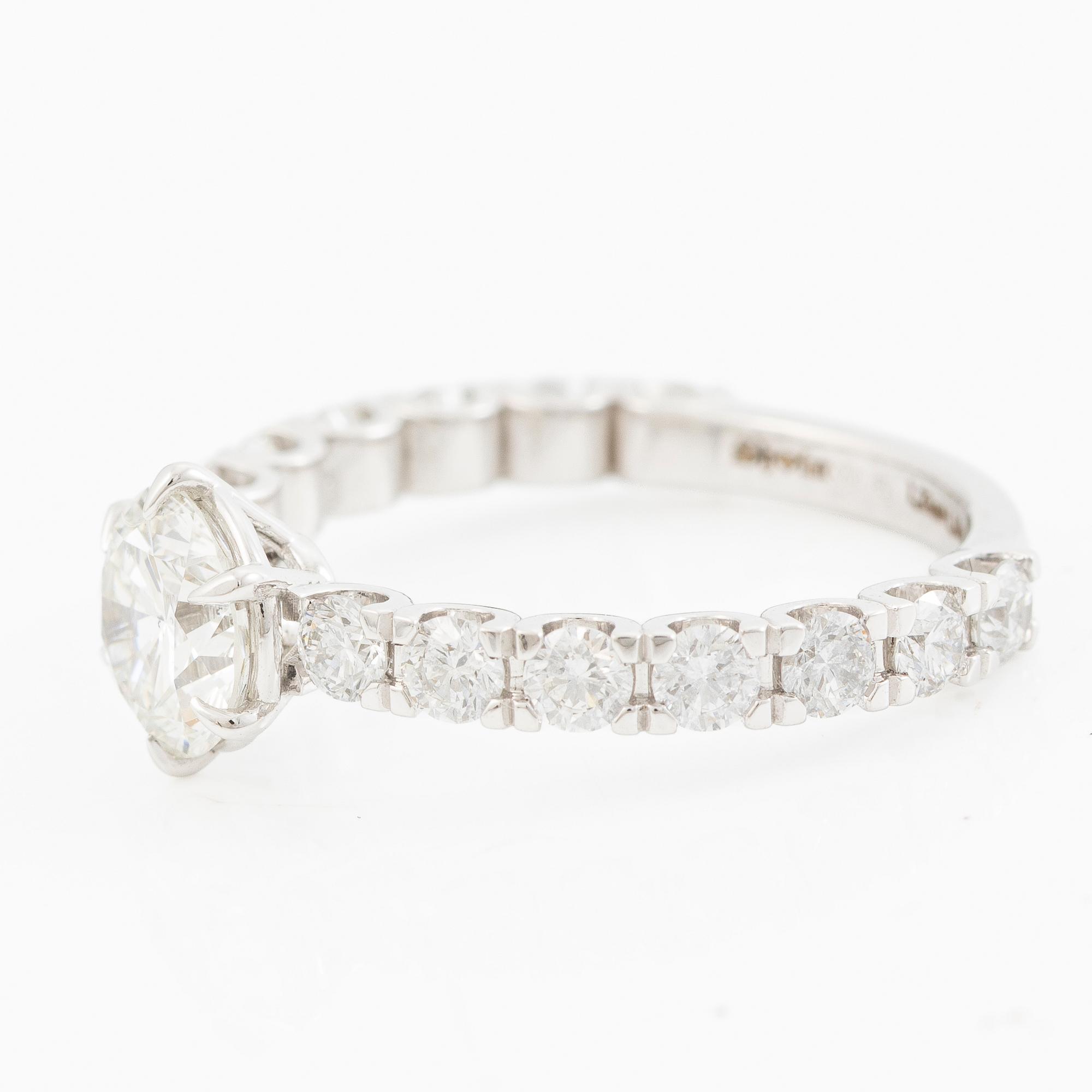 Ring 18K vitguld med briljantslipade diamanter medföljande IGI report.