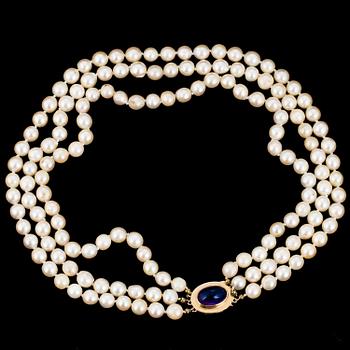 A cultured pearl necklace, clasp 18K gold with cabochon-cut amethyst.