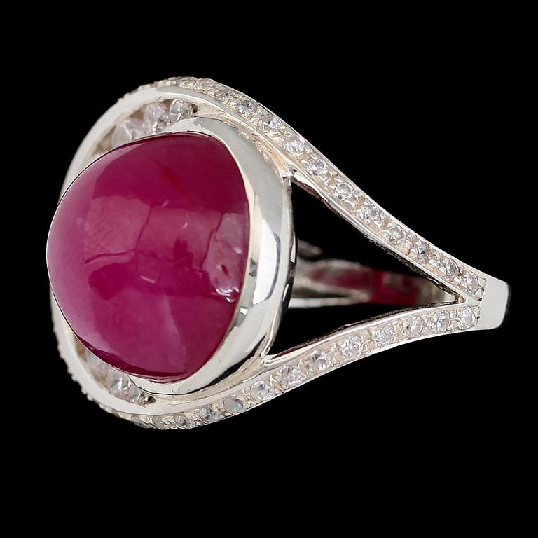 RING, vitguldspläterat silver, röd rubin ca 25.00 ct, vita safirer tot ca 2.20 ct.