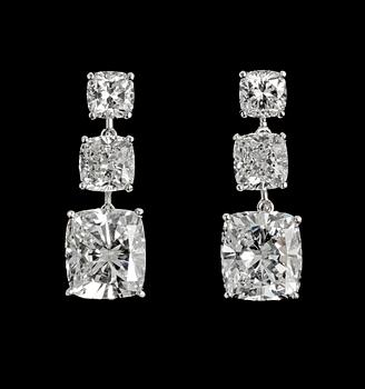 977. A pair of cushion cut diamond earrings, larger stones 3.01 cts/resp 3.03 cts, tot. 9 cts.