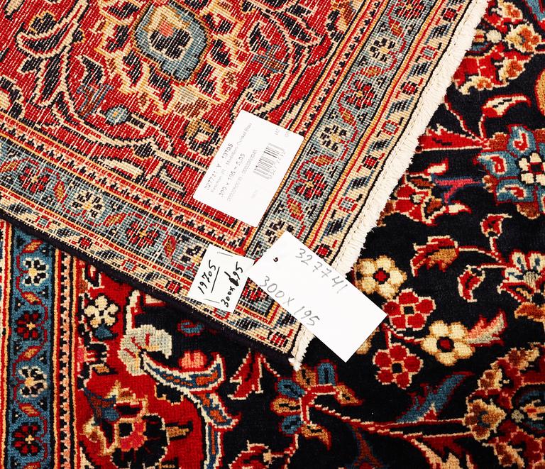 A Kashan carpet, a. 300 x 195 cm.