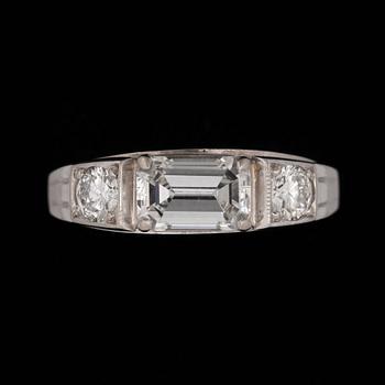 73. RING med smaragdslipad diamant 1.45 ct, med briljantslipade diamanter, totalt ca 0.50 g.