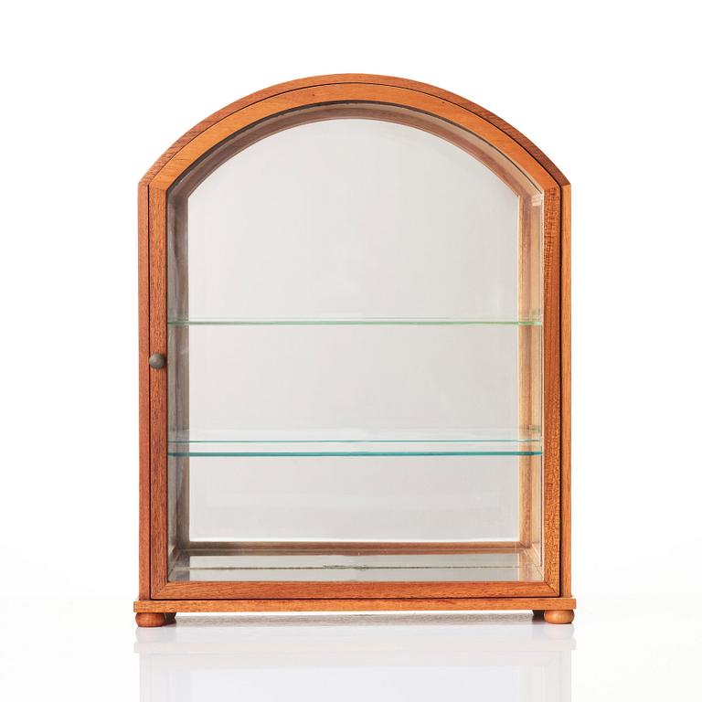 Josef Frank, vitrinskåp, modell 2070, Firma Svenskt Tenn, sannolikt 1950-tal.