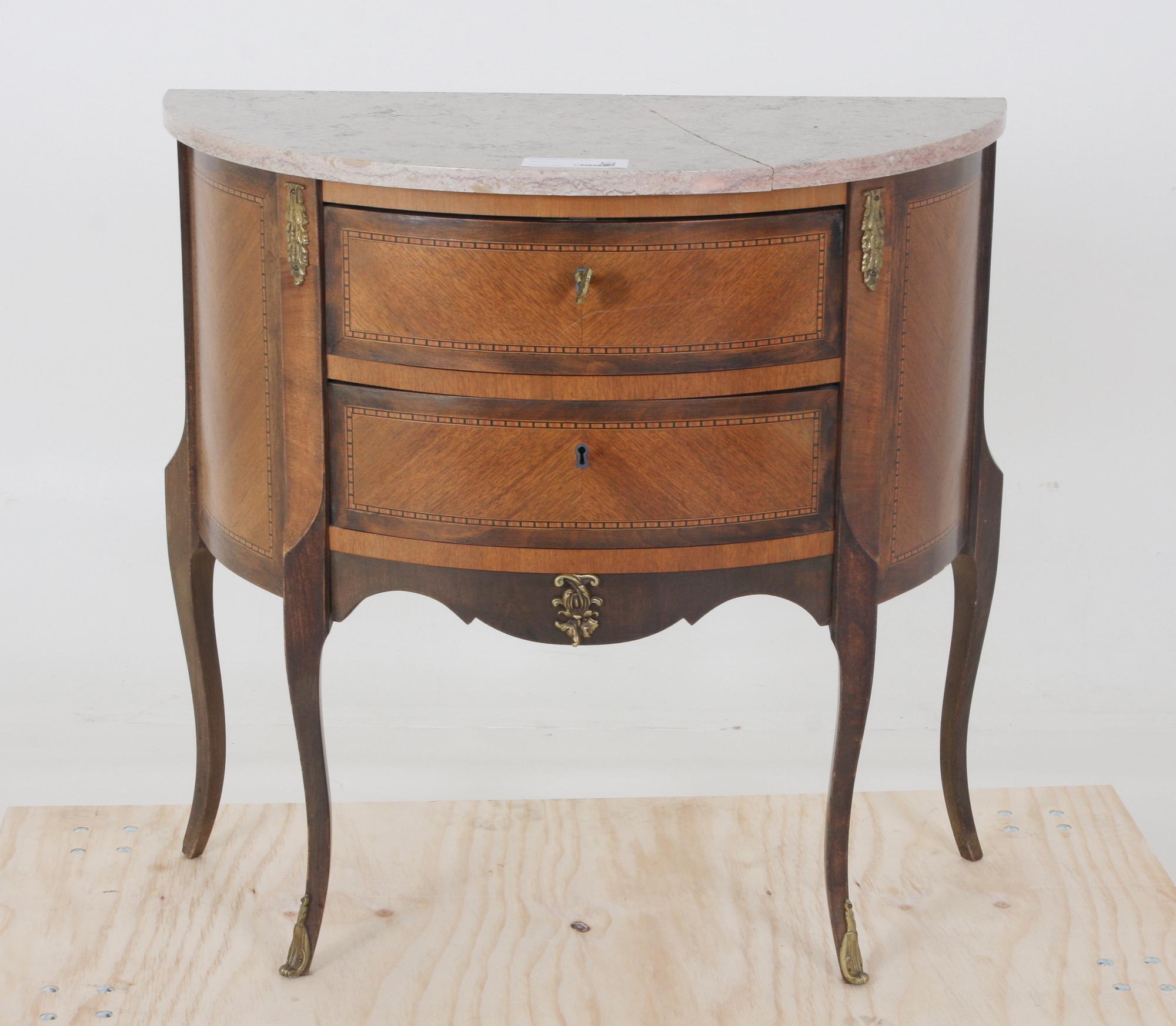 BYRÅ, gustaviansk stil.