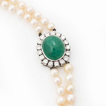 Collier odlade pärlor lås 18K vitguld med en cabochonslipad smaragd och runda briljantslipade diamanter.