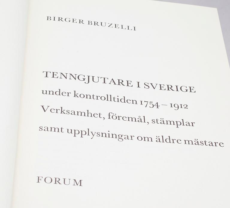 BÖCKER, 2 st, "Guld- och silversmeder i Sverige" av Gustaf Uppmark och "Tenngjutare i Sverige" av Birger Bruzelli.