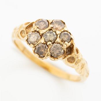 Ring, 18K gold with brown-tinted brilliant-cut diamonds.