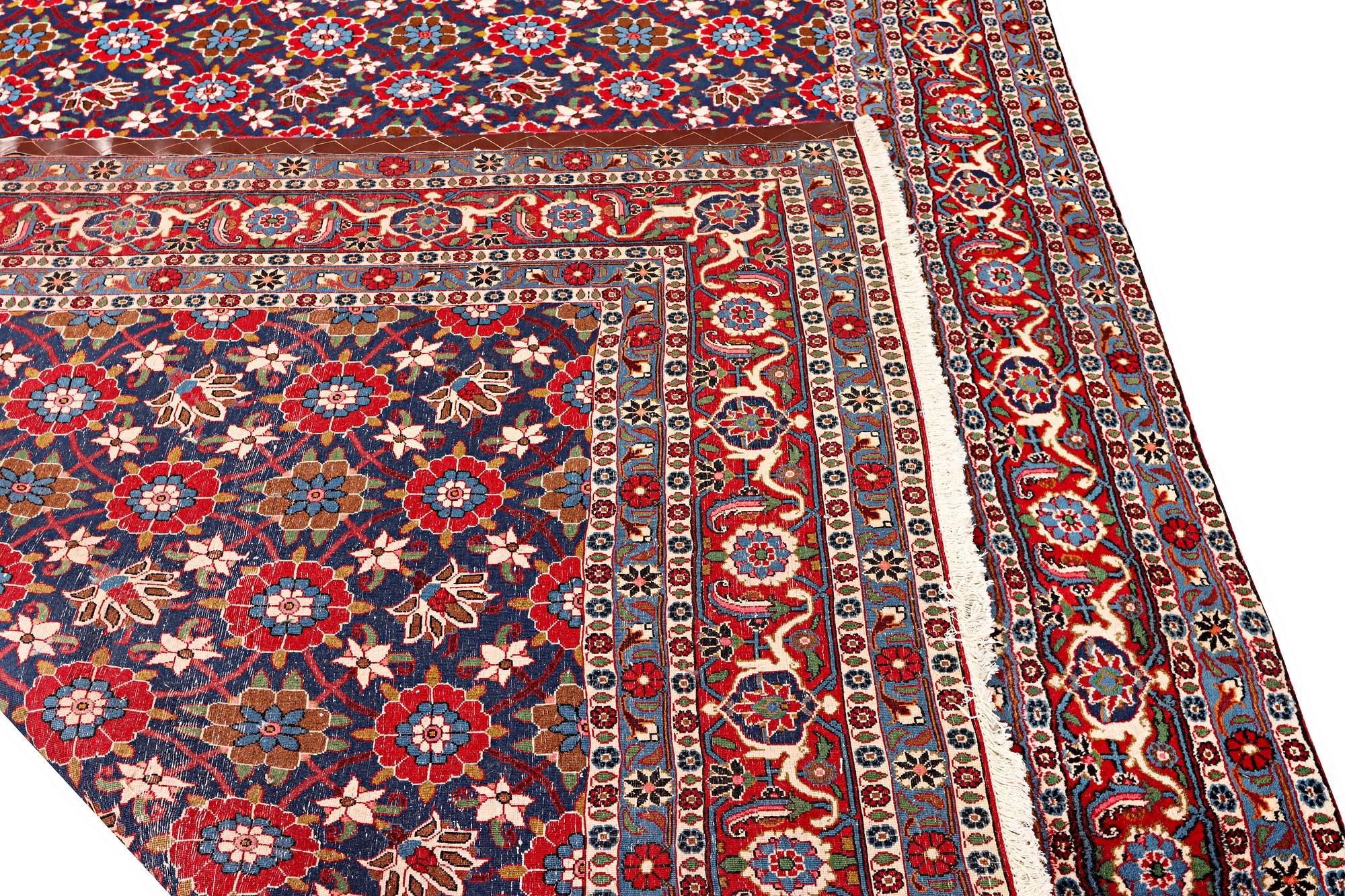 A semi-antique Varamin carpet, a. 339 x 233 cm.