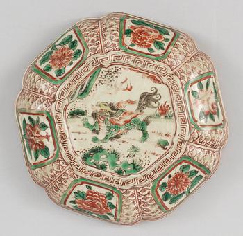 SKÅL med LOCK, porslin. Ming dynastin (1368-1644), med Wanlis sex karaktärers märke.