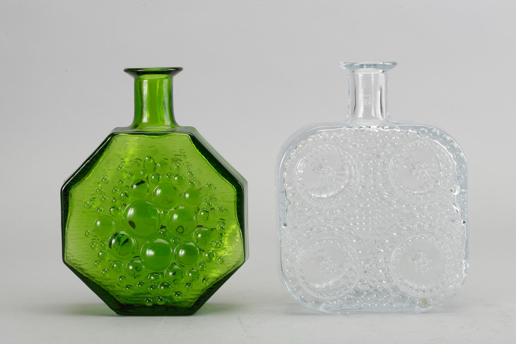 NANNY STILL, flaskor, 4 st, glas, "Stella Polaris" samt "Grapponia", Riihimäen Lasi Finland sent 1900-tal.