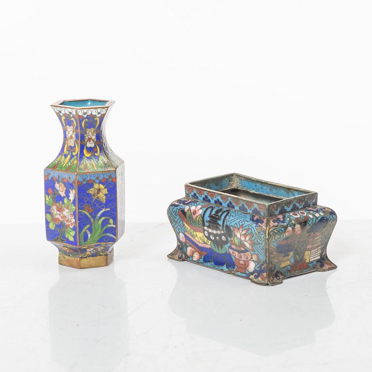 Vas och rökelsekar, cloisonné, Qingdynastin, 1800-tal.