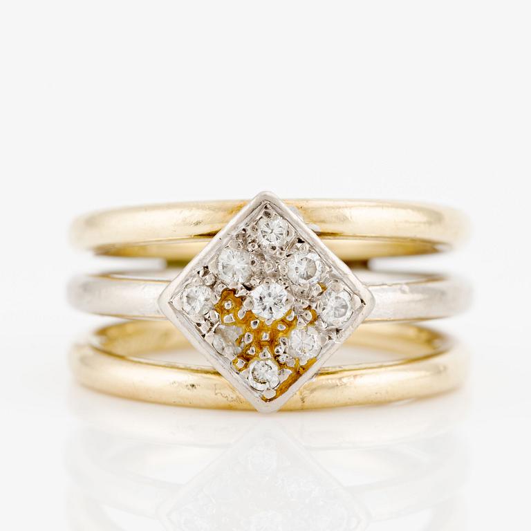 Ring in 14K gold with round brilliant-cut diamonds.