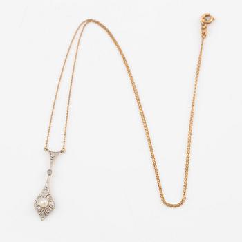 Collier 18K guld och platina med en pärla och rosenslipade diamanter.