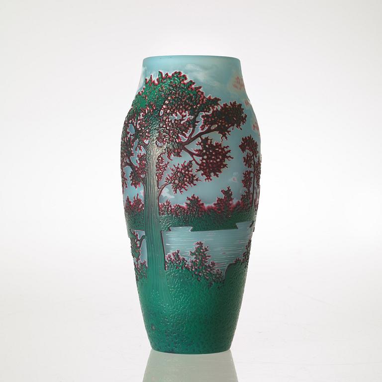 An Axel Enoch Boman Art Nouveau cameo glass vase, Reijmyre 1914.