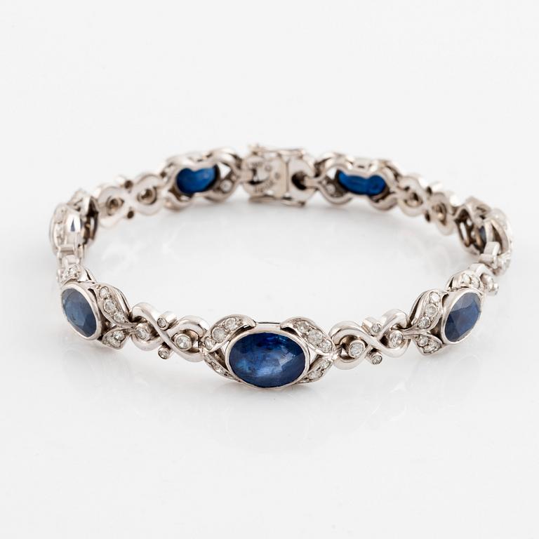 Smyckesset, armband, ring, örhängen, med safirer och runda briljantslipade diamanter.