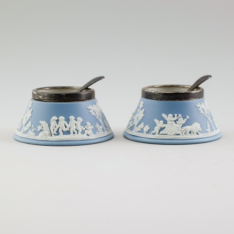SALTKAR, 1 par, jasperware, Wedgwood, beslag av silver, Birmingham 1904 samt SALTSKEDAR, 1 par, silver, Sheffield 1929.