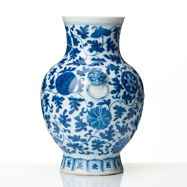 A blue and white vase, Qing dynasty, 19th Century.