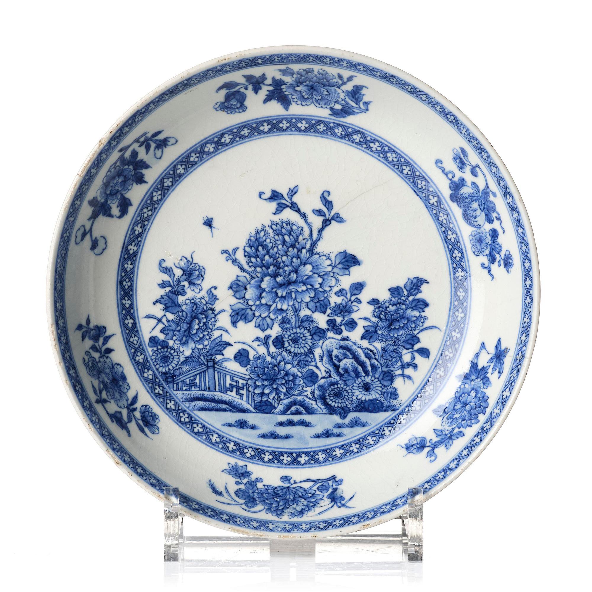 Tallrik, mjukt porslin. Qingdynastin, 1700-tal med Chenghuas märke.