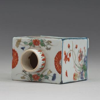 A famille verte porcelain tea caddy, Qing dynasty, Kangxi (1662-1722).