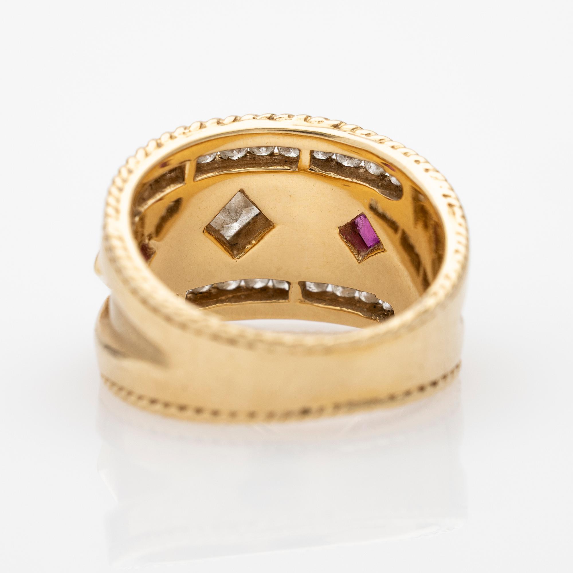 Ring, 18k guld, prinsesslipad diamant och röd sten.