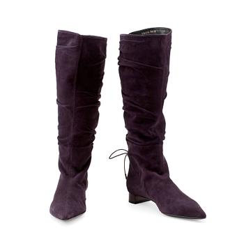 756. GUCCI, a pair of purple suede boots.Size 39.