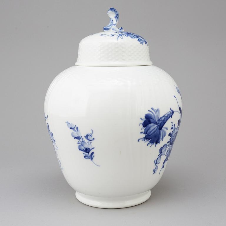 A ROYAL COPENHAGEN PORCELAIN JAR AND COVER.