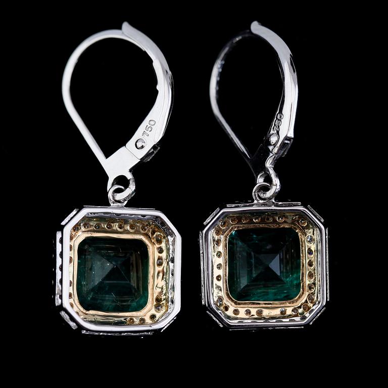 ÖRHÄNGEN, 1 par, 18K vit/gult guld, diamanter tot ca 0.40 ct, smaragder tot ca 4.00 ct.
