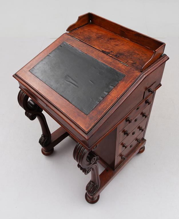 SKRIVPULPET, s k davenport, England, 1800-talets andra hälft.