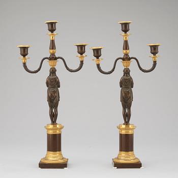 KANDELABRAR, för tre ljus, ett par. Empire, 1800-talets början.