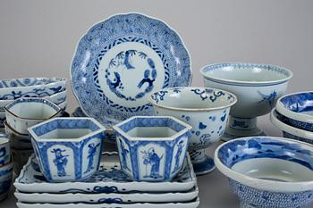 PARTI PORSLIN, ca 30 delar. Japan, 1900-talets första hälft.