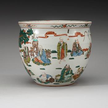 A famille rose fish basin, depicting the 18 Lohans, late Qing dynasty (1644-1912).