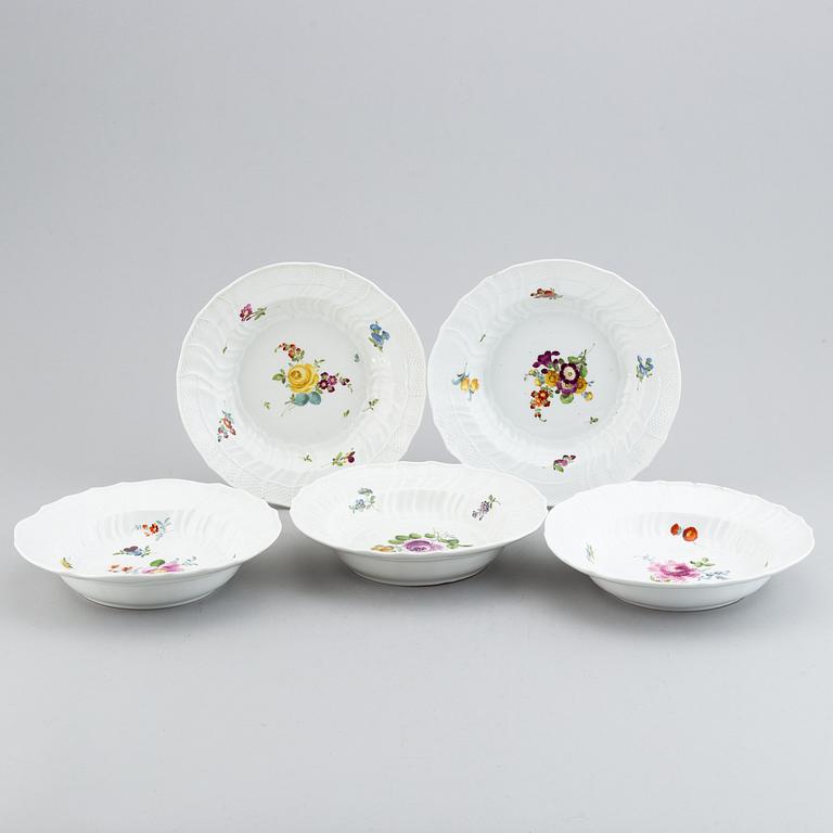 13 Meissen porcelain dishes, and a serving dish, punktzeit (1756-1773).