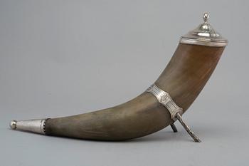 A DRINKING HORN, silver fittings J. O. Östlund (1848-77 ) Gävle 1875. Length 43 cm, height 23 cm.