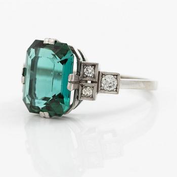 Ring 18K vitguld med en fasettslipad turmalin.