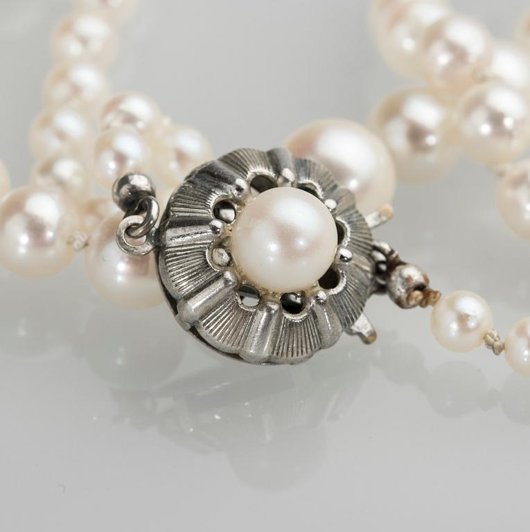 PÄRLCOLLIER, odlade pärlor med silverlås.