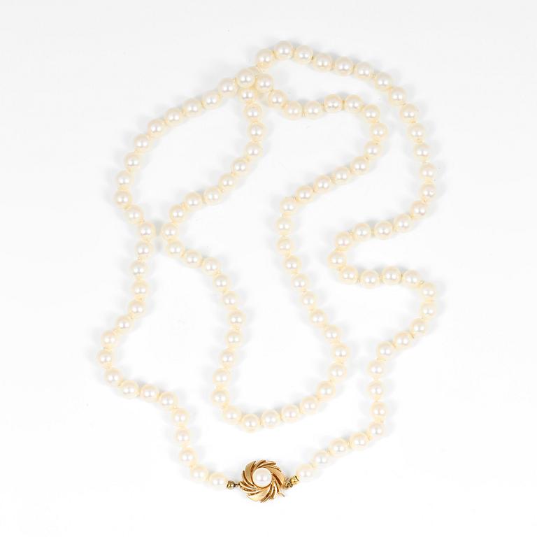 PÄRLCOLLIER, odlade pärlor med 18K guldlås. Vikt  51,5 g.