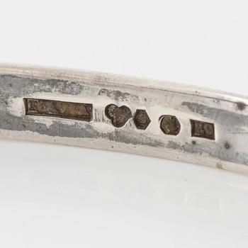 Arm ring, Flavia, silver with two faceted synthetic green spinels.