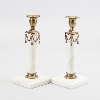 A PAIR OF GUSTAVIAN STYLE CANDLESTICKS CA 1900.